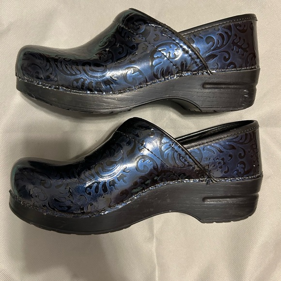 Dansko Shoes - Dansko Professional Slip Resistant Clogs size 8 (39)